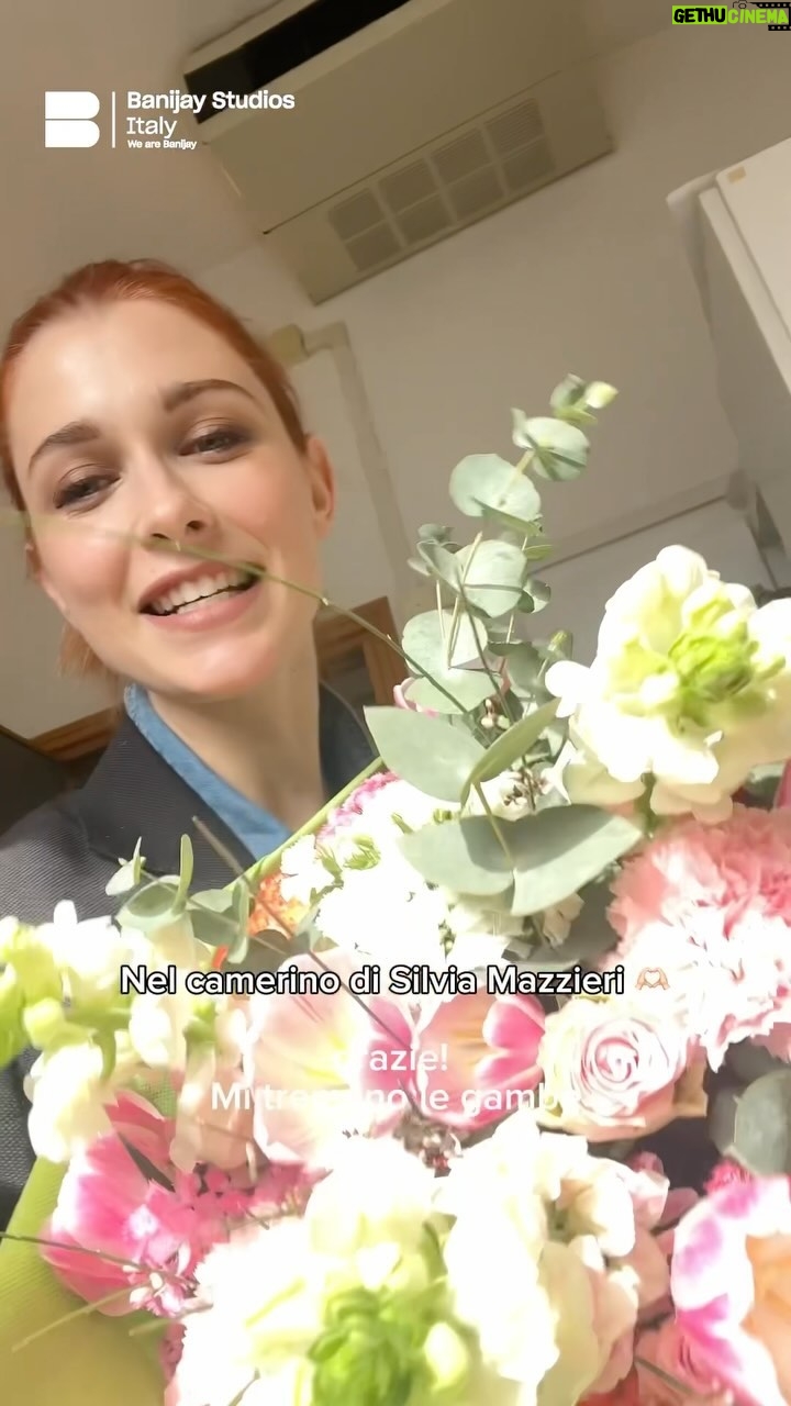 Silvia Mazzieri Instagram - 🎬 Ci siamo intrufolati nel camerino di @silvia__mazzieri che sta per girare il suo primo ciak ne #LeOndeDelPassato… chi interpreterà? (Spoiler: 🚔🚨) #SilviaMazzieri #AnnaValle #GiorgioMarchesi #IreneFerri #FictionMediaset #QuiMediaset #BanijayStudiosItaly #WeAreBanijayanijay
