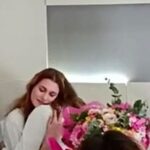 Silvia Mazzieri Instagram - Proprio oggi ho ritrovato questo video fatto alla fine delle riprese della seconda stagione di @docnelletuemani un viaggio intenso e bello. Che emozione sarà stasera rivedere la terza stagione 💙 #docnelletuemani3