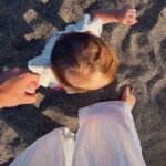 Silvia Mazzieri Instagram – Guardandoti passeggiare a confine dell’azzurro del mare mamma ti augura che tu possa trovare un uomo d’altri tempi come mamma ha trovato papà 🙏
#amore
#libertà 
#rispetto