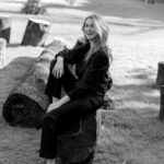 Silvia Mazzieri Instagram - Sorridi donna sorridi sempre alla vita anche se lei non ti sorride. Sorridi agli amori finiti sorridi ai tuoi dolori sorridi comunque. Il tuo sorriso sarà luce per il tuo cammino faro per naviganti sperduti. Il tuo sorriso sarà un bacio di mamma, un battito d’ali, un raggio di sole per tutti. #aldamerini