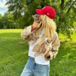 Simona Krainová Instagram – Ven chodíme zásadně jen když je venku teplo a  nefouká(protože jim vlajou uši a mohly by uletět)když není mokro(nemají rády mokré pacičky)když není moc vysoká tráva(to se vždycky ztratí)a v zimě ani v kožichu..a taky nesmí být v blízkosti velkých psů,holubů a dětí🫣☝️útočí na všechno,co je větší..takže na Fšechno😂🙆‍♀️ale miluju je nadevše..tyhle dvě tygřice mají moje srdce❤️navždy @angela_aisha_vagner_krainova #chihuahualover