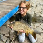 Simona Krainová Instagram - Dnešní úlovky by Brunko🫣2 kapříci,1 úhoř a cejn🙄🤟DONE..nic není víc,než ho vidět v akci..ta vášeň a nasazení a láska k rybám🙏😁❤️jo a taky to mokrý oblečení a rybí zápach v autě na cestě domů😳a háček od prutu zapíchnutý v mym triku..opět..co pro lásku neuděláš..🤟