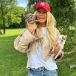 Simona Krainová Instagram – Ven chodíme zásadně jen když je venku teplo a  nefouká(protože jim vlajou uši a mohly by uletět)když není mokro(nemají rády mokré pacičky)když není moc vysoká tráva(to se vždycky ztratí)a v zimě ani v kožichu..a taky nesmí být v blízkosti velkých psů,holubů a dětí🫣☝️útočí na všechno,co je větší..takže na Fšechno😂🙆‍♀️ale miluju je nadevše..tyhle dvě tygřice mají moje srdce❤️navždy @angela_aisha_vagner_krainova #chihuahualover