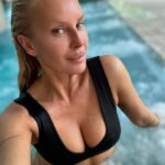 Simona Krainová Instagram – Znáte benefity plavání?☝️…Plavání je jednou z nejlepších aktivit pro zeštíhlení a posílení celého těla.Používáte při něm totiž ruce i nohy. Abyste zůstali na vodě,musíte zapojit i zádové svaly,které vás pohánějí.Navíc,pokud jste zvyklí na chůzi a běh, pohyb ve vodě pro vás může být vítanou změnou.Věděli jste,že například člověk vážící 70 kg vyplave stylem prsa za hodinu cca 680 kcal, a to jen při obyčejném tempu.Hodina svižnějšího kraulu pak stejného jedince může připravit o 700–1000 kcal. ☝️Plavání se tedy vyrovná tréninku boxu a hravě předčí i velmi rychlou jízdu na kole🤷‍♀️Jak spálit co nejvíc?Je to jednoduché.Nejprve plavejte na nejvyšší výkon a nejrychleji jak jen dokážete,další bazény proplavejte uvolněným způsobem.Přiměřená intenzita a délka tréninku spolu samozřejmě souvisejí.Aerobní trénink by měl trvat alespoň hodinu nebo lépe hodinu a půl (teprve po cca 20–30 minutách tělo začíná spalovat tuky).Tuto dobu bychom však stěží mohli vydržet, pokud bychom se přecenili a nasadili příliš vysoké tempo.🤘🤓Tento typ tréninku urychlí proces spalování tuků☝️ale musíte plavat aspoň 3krát týdnně,pak teprve uvidíte výsledky..Další výhodou plavání je rovnoměrnější rozložení zátěžeZatímco běh zatěžuje velmi intenzivně svaly nohou,voda pohyb rozprostře do celého těla.Procvičíte tak více svalových skupin..a navíc vám nehrozí žádné zranění🤟pokud tedy umíte plavat😜💋💋💋já mám  hotovo..2,2km done💦