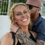 Simona Krainová Instagram - Největší dar je najít někoho,kdo se tě nesnaží předělávat..někoho,kdo tě má rád takového jaký opravdu jsi..někoho,kdo nemá zájem změnit tvar tvýho srdce ani barvu tvý duše..kdo tě nechá svobodně dýchat..ta pravá láska je totiž o vzájemné toleranci a partnerství,o tom,že nemusíš mít stres,aby ti náhodou někdo nechtěl obrousil hrany a předělávat ke své vlastní spokojenosti..protože vždycky se najde někdo,pro koho budeš až moc milá,moc drzá,moc silná,moc hubená,moc malá,moc velká,moc hlasitá,moc tichá,moc oblečená,moc svlečená..a když podlehneš pocitu,že se musíš změnit,už to nikdy nebudeš ty..budeš jen tím,čím tě chce mít někdo jiný..ten pravý partner tě nechá zářit tvým vlastním světlem..tak si ho nikdy nikym nenech ztlumit..buď vždy tím světlem,ne stínem☝️❤️ @karelvagner #soulmate