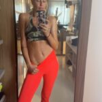 Simona Krainová Instagram – Často se mě ptáte na můj tréninkový plán a jídelníček🙆‍♀️Asi tak..pohyb miluju stejně jako večerní vyjídání lednice..takže s hlavou v lednici se pravidelně  kolem desáté večer snažim spořádat všechno co je na dosah🤟a protože jsem magor,přijala jsem nabídku vrátit se opět na molo a to rovnou několikrát😂Jako je mi jasný, že věk všech ostatních modelek co budou všude kolem mě už nedoběhnu😂🤟ale snažim se k tomu přistupovat jako profesionál🙃takže už skoro deset dnů jedu dvoufázový tréninky,nepiju moje milované vínečko a snažim se nežrat..ráno v 5.15 dávám hodinu eliptický trenažér 7km,pak 5 min plank,15 min cviky na břicho,pak budíček děti,příprava svačiny do školy,snídaně,sprint do školy,pak práce,kroužky a večer když všichni zalehnou,běžecký pás 9km 65 min..here you go☝️to je celý tréninkový plán🙄🙆‍♀️dokud nepadnu..zatim účes drží..prostě ráda občas posouvám limity no..nebojte,té lednici dávám stejně velké naděje🫣děkuju @mastersportcz že tohle všechno cvíčo můžu provádět v pohodlí svého domova🙏❤️ #spoluprace