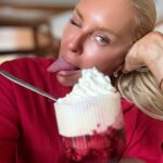 Simona Krainová Instagram – Tvl nikdy by mě nenapadlo,kolik povyku způsobí můj vyplazený jazyk👅🙆‍♀️🤣👏pro velký úspěch vám představuji můj mlsný jazýček a tentokrát mám místo Pasty šlehačku☝️a já myslela,že už mi tady bylo vyčteno všechno..základní vzdělání,plastické úpravy,prodloužené vlasy,moc cestování,moc bílé zuby,moc dokonalé kontury rtů,moc intenzivní běhání,moc rozevlátej životní styl,barva mých čivav,výchova mých dětí,moc odhalené fotky,neadekvátní chování na můj věk🙄někteří lidé mají o mě prostě asi strach..ale fakt nemusí,protože jsem si už v životě na cestě za svým vysněným životem prošla i dost mizerným počasím,takže tyhle poryvy větru mě rozhodně nezlomí ba naopak naučí  lítat pěkně vysoko a užívat si to bez výčitek a limitu🙃🤟btw @jakub_poner ty buďv klidu,do šatů se nasoukám,makám dvojfázový tréninky😀☝️🙆‍♀️takže jsem připravená🤟NA VŠE..#dontworrybehappy