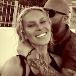 Simona Krainová Instagram – Největší dar je najít někoho,kdo se tě nesnaží předělávat..někoho,kdo tě má rád takového jaký opravdu jsi..někoho,kdo nemá zájem změnit tvar tvýho srdce ani barvu tvý duše..kdo tě nechá svobodně dýchat..ta pravá láska je totiž o vzájemné toleranci a partnerství,o tom,že nemusíš mít stres,aby ti náhodou někdo nechtěl obrousil hrany a předělávat ke své vlastní spokojenosti..protože vždycky se najde někdo,pro koho budeš až moc milá,moc drzá,moc silná,moc hubená,moc malá,moc velká,moc hlasitá,moc tichá,moc oblečená,moc svlečená..a když podlehneš pocitu,že se musíš změnit,už to nikdy nebudeš ty..budeš jen tím,čím tě chce mít někdo jiný..ten pravý partner tě nechá zářit tvým vlastním světlem..tak si ho nikdy nikym nenech ztlumit..buď vždy tím světlem,ne stínem☝️❤️ @karelvagner #soulmate