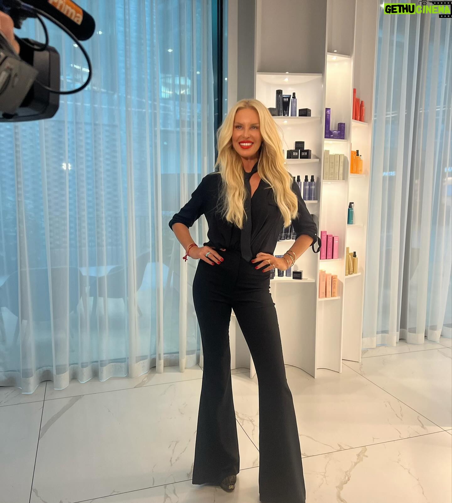 Simona Krainová Instagram - Kromě nového salonu @hairdreamscz na klinice @yesvisage.cz je tady pro vás nově v prodeji i moje pleťová a vlasová péče @beauty_by_simona_cz💋‼️ #aboutlastnight #hairdreamsextensions #hairdreaming #beautybysimonakeighley