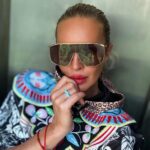 Simona Krainová Instagram – Velké brýle zakrývají kilometrové kruhy pod očima,culik čtyřkilometrový odrost..můj směr je jasný🆘➡️ @yesvisage.cz slíbili,že mi vrátí Simonu☝️👽👻🙏🤪tak se nemůžu dočkat..podam hlášení..