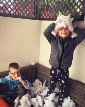 Simona Krainová Instagram - Jsem hrdá máma..děkuji za to každý den,že jsem měla tu čest přijít na to,co je opravdu důležité a má smysl..našla jsem tu nejčistší lásku na světě..všem maminkám přeji štastné,zdravé děti plné lásky a empatie,kterou náš svět tak moc potřebuje🙏děkuju táto @karelvagner skvělá práce😁🙏❤️miluju moji rodinu🫠 #happymothersday