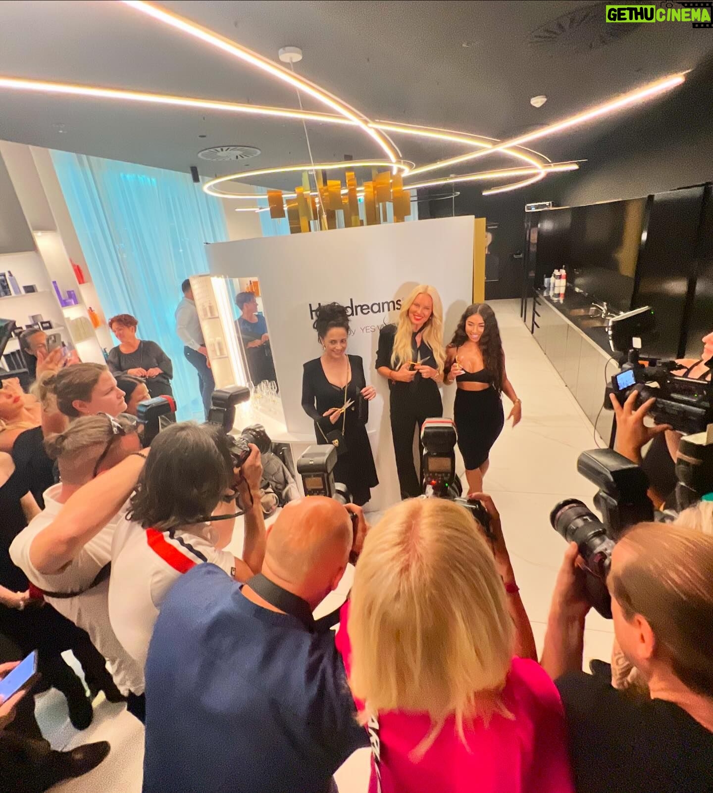 Simona Krainová Instagram - Kromě nového salonu @hairdreamscz na klinice @yesvisage.cz je tady pro vás nově v prodeji i moje pleťová a vlasová péče @beauty_by_simona_cz💋‼️ #aboutlastnight #hairdreamsextensions #hairdreaming #beautybysimonakeighley