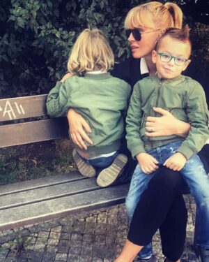 Simona Krainová Instagram - Jsem hrdá máma..děkuji za to každý den,že jsem měla tu čest přijít na to,co je opravdu důležité a má smysl..našla jsem tu nejčistší lásku na světě..všem maminkám přeji štastné,zdravé děti plné lásky a empatie,kterou náš svět tak moc potřebuje🙏děkuju táto @karelvagner skvělá práce😁🙏❤️miluju moji rodinu🫠 #happymothersday