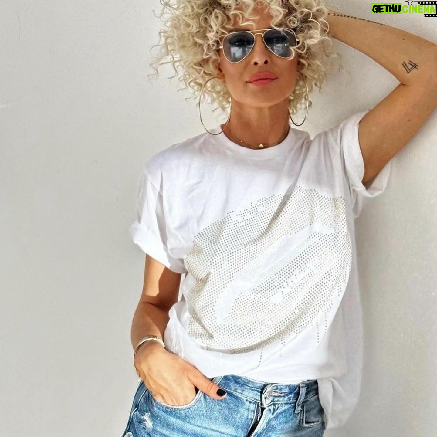 Simona Krainová Instagram - Miláčkové❤️mám pro vás na mám e-shopu bysimona.cz SLEVY☝️‼️‼️mrkněte se ať to nepropásnete🤟💋💋💋 @bysimonacz #specialoffer #sale #bysimonacz