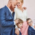 Simona Krainová Instagram – Jsem hrdá máma..děkuji za to každý den,že jsem měla tu čest přijít na to,co je opravdu důležité a má smysl..našla jsem tu nejčistší lásku na světě..všem maminkám přeji štastné,zdravé děti plné lásky a empatie,kterou náš svět tak moc potřebuje🙏děkuju táto @karelvagner skvělá práce😁🙏❤️miluju moji rodinu🫠 #happymothersday