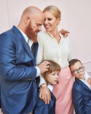 Simona Krainová Instagram - Jsem hrdá máma..děkuji za to každý den,že jsem měla tu čest přijít na to,co je opravdu důležité a má smysl..našla jsem tu nejčistší lásku na světě..všem maminkám přeji štastné,zdravé děti plné lásky a empatie,kterou náš svět tak moc potřebuje🙏děkuju táto @karelvagner skvělá práce😁🙏❤️miluju moji rodinu🫠 #happymothersday