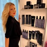 Simona Krainová Instagram - Kromě nového salonu @hairdreamscz na klinice @yesvisage.cz je tady pro vás nově v prodeji i moje pleťová a vlasová péče @beauty_by_simona_cz💋‼️ #aboutlastnight #hairdreamsextensions #hairdreaming #beautybysimonakeighley