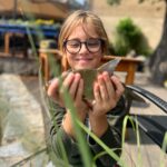 Simona Krainová Instagram - Dnešní úlovky by Brunko🫣2 kapříci,1 úhoř a cejn🙄🤟DONE..nic není víc,než ho vidět v akci..ta vášeň a nasazení a láska k rybám🙏😁❤️jo a taky to mokrý oblečení a rybí zápach v autě na cestě domů😳a háček od prutu zapíchnutý v mym triku..opět..co pro lásku neuděláš..🤟