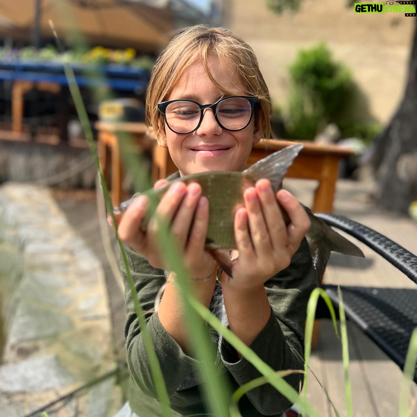 Simona Krainová Instagram - Dnešní úlovky by Brunko🫣2 kapříci,1 úhoř a cejn🙄🤟DONE..nic není víc,než ho vidět v akci..ta vášeň a nasazení a láska k rybám🙏😁❤️jo a taky to mokrý oblečení a rybí zápach v autě na cestě domů😳a háček od prutu zapíchnutý v mym triku..opět..co pro lásku neuděláš..🤟