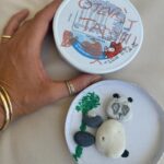 Simona Krainová Instagram – Bruno mi chtěl udělat radost a tak mi vyrobil pandu☝️😂🐼😍🫣takže k absolutnímu pocitu štěstí mi stačí obal od tavených sýrů,pár kamínků,lepidlo a fixa🙏❤️málokdo a máloco mi tak dokáže vyrazit dech a do očí vehnat slzy a dojmout❤️jen čistá láska tohle umí..bezpodmínečná láska..