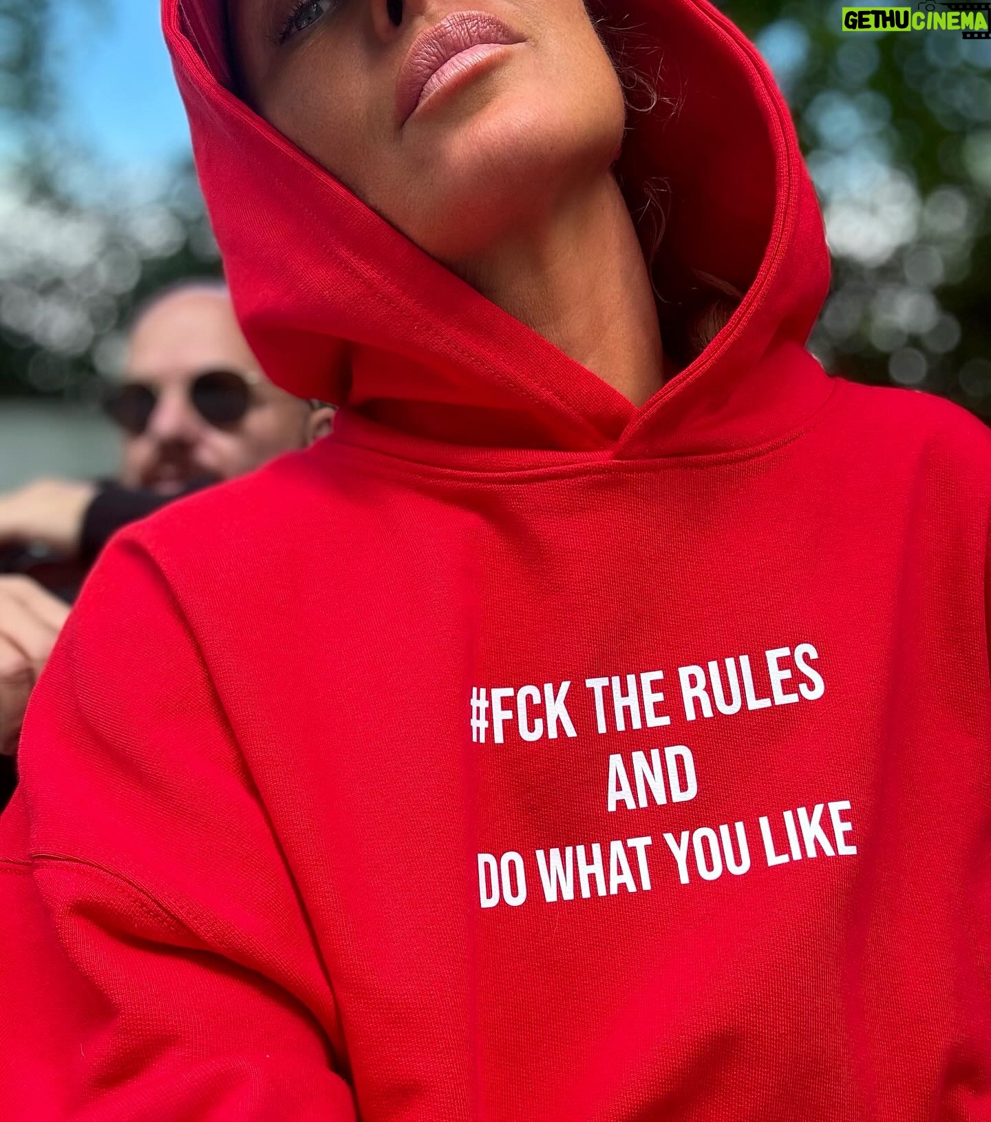 Simona Krainová Instagram - FCK THE RULES AND DO WHAT YOU LIKE🤟💋
