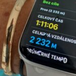Simona Krainová Instagram - Znáte benefity plavání?☝️…Plavání je jednou z nejlepších aktivit pro zeštíhlení a posílení celého těla.Používáte při něm totiž ruce i nohy. Abyste zůstali na vodě,musíte zapojit i zádové svaly,které vás pohánějí.Navíc,pokud jste zvyklí na chůzi a běh, pohyb ve vodě pro vás může být vítanou změnou.Věděli jste,že například člověk vážící 70 kg vyplave stylem prsa za hodinu cca 680 kcal, a to jen při obyčejném tempu.Hodina svižnějšího kraulu pak stejného jedince může připravit o 700–1000 kcal. ☝️Plavání se tedy vyrovná tréninku boxu a hravě předčí i velmi rychlou jízdu na kole🤷‍♀️Jak spálit co nejvíc?Je to jednoduché.Nejprve plavejte na nejvyšší výkon a nejrychleji jak jen dokážete,další bazény proplavejte uvolněným způsobem.Přiměřená intenzita a délka tréninku spolu samozřejmě souvisejí.Aerobní trénink by měl trvat alespoň hodinu nebo lépe hodinu a půl (teprve po cca 20–30 minutách tělo začíná spalovat tuky).Tuto dobu bychom však stěží mohli vydržet, pokud bychom se přecenili a nasadili příliš vysoké tempo.🤘🤓Tento typ tréninku urychlí proces spalování tuků☝️ale musíte plavat aspoň 3krát týdnně,pak teprve uvidíte výsledky..Další výhodou plavání je rovnoměrnější rozložení zátěžeZatímco běh zatěžuje velmi intenzivně svaly nohou,voda pohyb rozprostře do celého těla.Procvičíte tak více svalových skupin..a navíc vám nehrozí žádné zranění🤟pokud tedy umíte plavat😜💋💋💋já mám hotovo..2,2km done💦