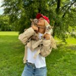 Simona Krainová Instagram – Ven chodíme zásadně jen když je venku teplo a  nefouká(protože jim vlajou uši a mohly by uletět)když není mokro(nemají rády mokré pacičky)když není moc vysoká tráva(to se vždycky ztratí)a v zimě ani v kožichu..a taky nesmí být v blízkosti velkých psů,holubů a dětí🫣☝️útočí na všechno,co je větší..takže na Fšechno😂🙆‍♀️ale miluju je nadevše..tyhle dvě tygřice mají moje srdce❤️navždy @angela_aisha_vagner_krainova #chihuahualover
