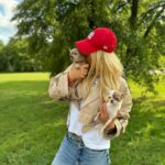 Simona Krainová Instagram - Ven chodíme zásadně jen když je venku teplo a nefouká(protože jim vlajou uši a mohly by uletět)když není mokro(nemají rády mokré pacičky)když není moc vysoká tráva(to se vždycky ztratí)a v zimě ani v kožichu..a taky nesmí být v blízkosti velkých psů,holubů a dětí🫣☝️útočí na všechno,co je větší..takže na Fšechno😂🙆‍♀️ale miluju je nadevše..tyhle dvě tygřice mají moje srdce❤️navždy @angela_aisha_vagner_krainova #chihuahualover