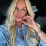 Simona Krainová Instagram - Ahoooj🤟😈..tak já jsem zase zpět v jednom kole..spíš tedy v jedný nekonečný koloně na D1🙄abych vám zcela upřimně řekla pravdu,tohle mi fakt nechybělo..nějak se z toho ostrovního života nedokážu vymotat a naladit na vlnu být věčně ve střehu a věčně ve stresu👻jasně,i to patří k životu a kdyby to tak nebylo,nedokázala bych si tak moc vážit věcí a momentů,který jsem si vysnila a našla k nim konečně cestu🌴☝️Co tim chci říct?Že mi ten život pod palmou v jakési komunitě fajn lidí prostě změnil pohled na život i celkově myšlení..prostě už místo věčného přepínání sil a kosení všech problémů nejlépe najednou,zpomaluju tempo..snažim se z hlavy vypouštět problémy a věci,které nedokážu ovlivnit..vyškrtávám ze seznamu povinností věci na kterých nesejde..spousta z nás si totiž z nějakého nepochopitelného důvodu vytváří obrázek dokonalosti,která stejně nikdy nepřijde..dokonalost našeho bytí a žití totiž vůbec není o tom,kolik úkolů jsme za den zvládli,kolik lidí nám dalo pochvalu,kolik jedniček přinesly naše děti ze školy,ani to,jestli je naše auto,kabelka nebo dům vetší a lepší než u souseda..je to jen o jasném seřazení našich priorit..náš život si totiž režírujeme sami..sami si píšeme scénář a upravujeme jeho děj..nikdo nemá nárok nám kecat do toho,jak bohatý na zážitky,romantiku nebo drama bude mít..je to jen na nás..Mnoho lidí v mém okolí si nevěří, že je schopno ovlivnit vlastní život.Nechávají se zcela dobrovolně zabít nudnou komfortní zóny..pomalu,ale zcela jistě..A to i přesto,že všichni jsme schopni z ní bez problémů vykročit..jediné co nás neustále stresuje jsou obavy a strach ze selhání..a pak začneme ze seznamu škrtávat svoje sny.Musíme se však smířit s nejistotou a chaosem,protože vždycky nám budou do života vstupovat okolnosti,které nedokážeme ovlivnit.I to je normální…a proto se soustřeďme na to,co ovlivnit můžeme...ostatní nechme být…Netrapme se tím. . Život začne fungovat☝️Protože věcem,které ovlivnit nemůžeme,přestaneme přikládat takový význam.Jak se říká,co oči nevidí a mysl nevnímá,to mizí ze života.A proto nenechte svoji mysl a strach,aby vám házeli klacky pod nohy..Tak na co čekáte?☝️👽krásný den vám❤️❤️❤️