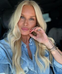 Simona Krainová Instagram - Ahoooj🤟😈..tak já jsem zase zpět v jednom kole..spíš tedy v jedný nekonečný koloně na D1🙄abych vám zcela upřimně řekla pravdu,tohle mi fakt nechybělo..nějak se z toho ostrovního života nedokážu vymotat a naladit na vlnu být věčně ve střehu a věčně ve stresu👻jasně,i to patří k životu a kdyby to tak nebylo,nedokázala bych si tak moc vážit věcí a momentů,který jsem si vysnila a našla k nim konečně cestu🌴☝️Co tim chci říct?Že mi ten život pod palmou v jakési komunitě fajn lidí prostě změnil pohled na život i celkově myšlení..prostě už místo věčného přepínání sil a kosení všech problémů nejlépe najednou,zpomaluju tempo..snažim se z hlavy vypouštět problémy a věci,které nedokážu ovlivnit..vyškrtávám ze seznamu povinností věci na kterých nesejde..spousta z nás si totiž z nějakého nepochopitelného důvodu vytváří obrázek dokonalosti,která stejně nikdy nepřijde..dokonalost našeho bytí a žití totiž vůbec není o tom,kolik úkolů jsme za den zvládli,kolik lidí nám dalo pochvalu,kolik jedniček přinesly naše děti ze školy,ani to,jestli je naše auto,kabelka nebo dům vetší a lepší než u souseda..je to jen o jasném seřazení našich priorit..náš život si totiž režírujeme sami..sami si píšeme scénář a upravujeme jeho děj..nikdo nemá nárok nám kecat do toho,jak bohatý na zážitky,romantiku nebo drama bude mít..je to jen na nás..Mnoho lidí v mém okolí si nevěří, že je schopno ovlivnit vlastní život.Nechávají se zcela dobrovolně zabít nudnou komfortní zóny..pomalu,ale zcela jistě..A to i přesto,že všichni jsme schopni z ní bez problémů vykročit..jediné co nás neustále stresuje jsou obavy a strach ze selhání..a pak začneme ze seznamu škrtávat svoje sny.Musíme se však smířit s nejistotou a chaosem,protože vždycky nám budou do života vstupovat okolnosti,které nedokážeme ovlivnit.I to je normální…a proto se soustřeďme na to,co ovlivnit můžeme...ostatní nechme být…Netrapme se tím. . Život začne fungovat☝️Protože věcem,které ovlivnit nemůžeme,přestaneme přikládat takový význam.Jak se říká,co oči nevidí a mysl nevnímá,to mizí ze života.A proto nenechte svoji mysl a strach,aby vám házeli klacky pod nohy..Tak na co čekáte?☝️👽krásný den vám❤️❤️❤️