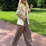Simona Krainová Instagram - Čauteee🤟Jak jeeee?Já odpočívám po mojem sportovním přepalu🙆‍♀️🤣co máte v plánu na víkend?nejakej nápad kam s dětma?kudy z nudy?už mi z těch procházek v parku malinko hrabe😎btw často se ptáte,jak správně kombinovat barvy oblečení…nooo základ je sladit se buď s partnerem a nebo se psem☝️🫣nechám na vás:)krásný víkend a děkuju za všechny zprávy..bavim se s váma❤️ @angela_aisha_vagner_krainova 🐶
