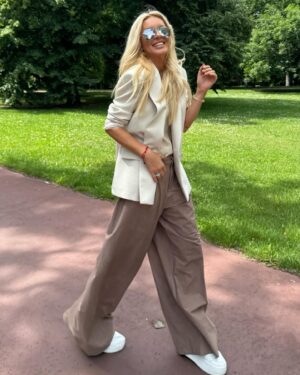 Simona Krainová Instagram - Čauteee🤟Jak jeeee?Já odpočívám po mojem sportovním přepalu🙆‍♀️🤣co máte v plánu na víkend?nejakej nápad kam s dětma?kudy z nudy?už mi z těch procházek v parku malinko hrabe😎btw často se ptáte,jak správně kombinovat barvy oblečení…nooo základ je sladit se buď s partnerem a nebo se psem☝️🫣nechám na vás:)krásný víkend a děkuju za všechny zprávy..bavim se s váma❤️ @angela_aisha_vagner_krainova 🐶