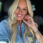 Simona Krainová Instagram - Ahoooj🤟😈..tak já jsem zase zpět v jednom kole..spíš tedy v jedný nekonečný koloně na D1🙄abych vám zcela upřimně řekla pravdu,tohle mi fakt nechybělo..nějak se z toho ostrovního života nedokážu vymotat a naladit na vlnu být věčně ve střehu a věčně ve stresu👻jasně,i to patří k životu a kdyby to tak nebylo,nedokázala bych si tak moc vážit věcí a momentů,který jsem si vysnila a našla k nim konečně cestu🌴☝️Co tim chci říct?Že mi ten život pod palmou v jakési komunitě fajn lidí prostě změnil pohled na život i celkově myšlení..prostě už místo věčného přepínání sil a kosení všech problémů nejlépe najednou,zpomaluju tempo..snažim se z hlavy vypouštět problémy a věci,které nedokážu ovlivnit..vyškrtávám ze seznamu povinností věci na kterých nesejde..spousta z nás si totiž z nějakého nepochopitelného důvodu vytváří obrázek dokonalosti,která stejně nikdy nepřijde..dokonalost našeho bytí a žití totiž vůbec není o tom,kolik úkolů jsme za den zvládli,kolik lidí nám dalo pochvalu,kolik jedniček přinesly naše děti ze školy,ani to,jestli je naše auto,kabelka nebo dům vetší a lepší než u souseda..je to jen o jasném seřazení našich priorit..náš život si totiž režírujeme sami..sami si píšeme scénář a upravujeme jeho děj..nikdo nemá nárok nám kecat do toho,jak bohatý na zážitky,romantiku nebo drama bude mít..je to jen na nás..Mnoho lidí v mém okolí si nevěří, že je schopno ovlivnit vlastní život.Nechávají se zcela dobrovolně zabít nudnou komfortní zóny..pomalu,ale zcela jistě..A to i přesto,že všichni jsme schopni z ní bez problémů vykročit..jediné co nás neustále stresuje jsou obavy a strach ze selhání..a pak začneme ze seznamu škrtávat svoje sny.Musíme se však smířit s nejistotou a chaosem,protože vždycky nám budou do života vstupovat okolnosti,které nedokážeme ovlivnit.I to je normální…a proto se soustřeďme na to,co ovlivnit můžeme...ostatní nechme být…Netrapme se tím. . Život začne fungovat☝️Protože věcem,které ovlivnit nemůžeme,přestaneme přikládat takový význam.Jak se říká,co oči nevidí a mysl nevnímá,to mizí ze života.A proto nenechte svoji mysl a strach,aby vám házeli klacky pod nohy..Tak na co čekáte?☝️👽krásný den vám❤️❤️❤️