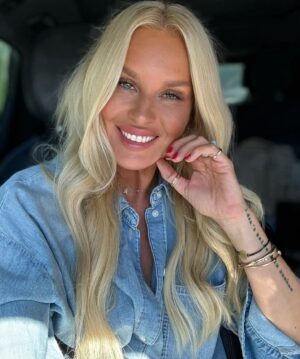 Simona Krainová Instagram - Ahoooj🤟😈..tak já jsem zase zpět v jednom kole..spíš tedy v jedný nekonečný koloně na D1🙄abych vám zcela upřimně řekla pravdu,tohle mi fakt nechybělo..nějak se z toho ostrovního života nedokážu vymotat a naladit na vlnu být věčně ve střehu a věčně ve stresu👻jasně,i to patří k životu a kdyby to tak nebylo,nedokázala bych si tak moc vážit věcí a momentů,který jsem si vysnila a našla k nim konečně cestu🌴☝️Co tim chci říct?Že mi ten život pod palmou v jakési komunitě fajn lidí prostě změnil pohled na život i celkově myšlení..prostě už místo věčného  přepínání sil a kosení všech problémů nejlépe najednou,zpomaluju tempo..snažim se z hlavy vypouštět problémy a věci,které nedokážu ovlivnit..vyškrtávám ze seznamu povinností věci na kterých nesejde..spousta z nás si totiž z nějakého nepochopitelného důvodu vytváří obrázek dokonalosti,která stejně nikdy nepřijde..dokonalost našeho bytí a žití totiž vůbec není o tom,kolik úkolů jsme za den zvládli,kolik lidí nám dalo pochvalu,kolik jedniček přinesly naše děti ze školy,ani to,jestli je naše auto,kabelka nebo dům vetší a lepší než u souseda..je to jen o jasném seřazení našich priorit..náš život si totiž režírujeme sami..sami si píšeme scénář a upravujeme jeho děj..nikdo nemá nárok nám kecat do toho,jak bohatý na zážitky,romantiku nebo drama bude mít..je to jen na nás..Mnoho lidí v mém okolí si nevěří, že je schopno ovlivnit vlastní život.Nechávají se zcela dobrovolně zabít nudnou komfortní zóny..pomalu,ale zcela jistě..A to i přesto,že všichni jsme schopni z ní bez problémů vykročit..jediné co nás neustále stresuje jsou obavy a strach ze selhání..a pak začneme ze seznamu škrtávat svoje sny.Musíme se však smířit s nejistotou a chaosem,protože vždycky nám budou do života vstupovat okolnosti,které nedokážeme ovlivnit.I to je normální…a proto se soustřeďme na to,co ovlivnit můžeme...ostatní 
nechme být…Netrapme se tím. . Život začne fungovat☝️Protože věcem,které ovlivnit nemůžeme,přestaneme přikládat takový význam.Jak se říká,co oči nevidí a mysl nevnímá,to mizí ze života.A proto nenechte svoji mysl a strach,aby vám házeli klacky pod nohy..Tak na co čekáte?☝️👽krásný den vám❤️❤️❤️
