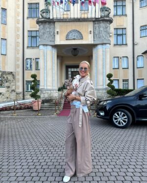 Simona Krainová Instagram - 💥 POZOR☝️‼️‼️Mám pro Vás další ÚŽASNOU SOUŤĚŽ o skvělé ceny☝️‼️‼️Tentokrát je to víkendový pobyt pro 2 osoby v 5* hotelu Thermia Palace Piešťany, který je součástí sítě Ensana Health Spa Hotels. Pobyt je s plnou penzí,s neomezeným vstupem do luxusního wellness & spa centra,s procedurami (zrcadliště, bahniště, suchý zábal), platnost do 31.12 .2024.

********************************
➕ Plus ‼️
…
❗️5 x voucher pro 2 osoby : ➡️celodenní vstup do  luxusního wellness centra 5* hotelu Thermia Palace, Ensana Health Spa Hotels Koupele Piešťany, platnost  do 31.12.2024.
… 
❗️10 x voucher každý v hodnotě 1000 czk do mého obchodu @bysimonacz 
…
❗️5 x balíček mé vlasové kosmetiky @beauty_by_simona_cz (šampon, kondicionér a hydratační spray)
…
Podmínky soutěže jsou následujíci☝️Sleduj profily:

➡️ @thermiapalace
➡️ @ensanahotels.sk
➡️ @simonakrainova
➡️ @karelvagner 
➡️ @bysimonacz
➡️ @beauty_by_simona_cz

A do komentáře pod tento příspěvek označ osobu se kterou si chceš pobyt v lázních @thermiapalace užít. 

V neděli 26.5 večer vyberu všechny výherce! Krásný den a hodně štěstí💋❤️🍀

Vaše Síma 💋