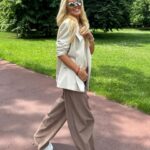 Simona Krainová Instagram – Čauteee🤟Jak jeeee?Já odpočívám po mojem sportovním přepalu🙆‍♀️🤣co máte v plánu na víkend?nejakej nápad kam s dětma?kudy z nudy?už mi z těch procházek v parku malinko hrabe😎btw často se ptáte,jak správně kombinovat barvy oblečení…nooo základ je sladit se buď s partnerem a nebo se psem☝️🫣nechám na vás:)krásný víkend a děkuju za všechny zprávy..bavim se s váma❤️ @angela_aisha_vagner_krainova 🐶