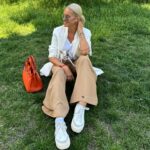 Simona Krainová Instagram - Naše Aisha se podle mě v zdcadle vidí jako lev😄☝️na to že má pomalu i s taškou 1kg nebojí se ničeho a nikoho..nikdy..i když jí jde o život,brání mě do poslední chvilky😝tohle létající něco na mý nohavici se taky snažila zpacifikovat🤪 ❤️ #civavaforever @angela_aisha_vagner_krainova
