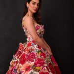 Simona Tabasco Instagram - “For the beauty look on the @marni floral dress, we were inspired by the cinema divas of the past, between the ’50s and ’60s,” says #SimonaTabasco of her #EmmyAwards look. “We wanted to try to convey a sense of lightness and purity.” #TheWhiteLotus star shows us how she got ready for Emmys night at the link in bio. Photos: @kelsey_hale