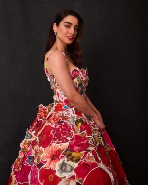 Simona Tabasco Instagram - “For the beauty look on the @marni floral dress, we were inspired by the cinema divas of the past, between the ’50s and ’60s,” says #SimonaTabasco of her #EmmyAwards look. “We wanted to try to convey a sense of lightness and purity.” 

#TheWhiteLotus star shows us how she got ready for Emmys night at the link in bio. Photos: @kelsey_hale