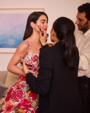 Simona Tabasco Instagram - “For the beauty look on the @marni floral dress, we were inspired by the cinema divas of the past, between the ’50s and ’60s,” says #SimonaTabasco of her #EmmyAwards look. “We wanted to try to convey a sense of lightness and purity.” 

#TheWhiteLotus star shows us how she got ready for Emmys night at the link in bio. Photos: @kelsey_hale