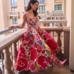 Simona Tabasco Instagram - “For the beauty look on the @marni floral dress, we were inspired by the cinema divas of the past, between the ’50s and ’60s,” says #SimonaTabasco of her #EmmyAwards look. “We wanted to try to convey a sense of lightness and purity.” #TheWhiteLotus star shows us how she got ready for Emmys night at the link in bio. Photos: @kelsey_hale