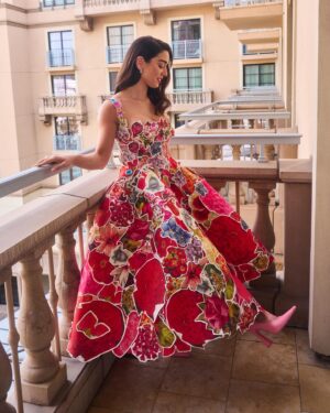 Simona Tabasco Instagram - “For the beauty look on the @marni floral dress, we were inspired by the cinema divas of the past, between the ’50s and ’60s,” says #SimonaTabasco of her #EmmyAwards look. “We wanted to try to convey a sense of lightness and purity.” 

#TheWhiteLotus star shows us how she got ready for Emmys night at the link in bio. Photos: @kelsey_hale