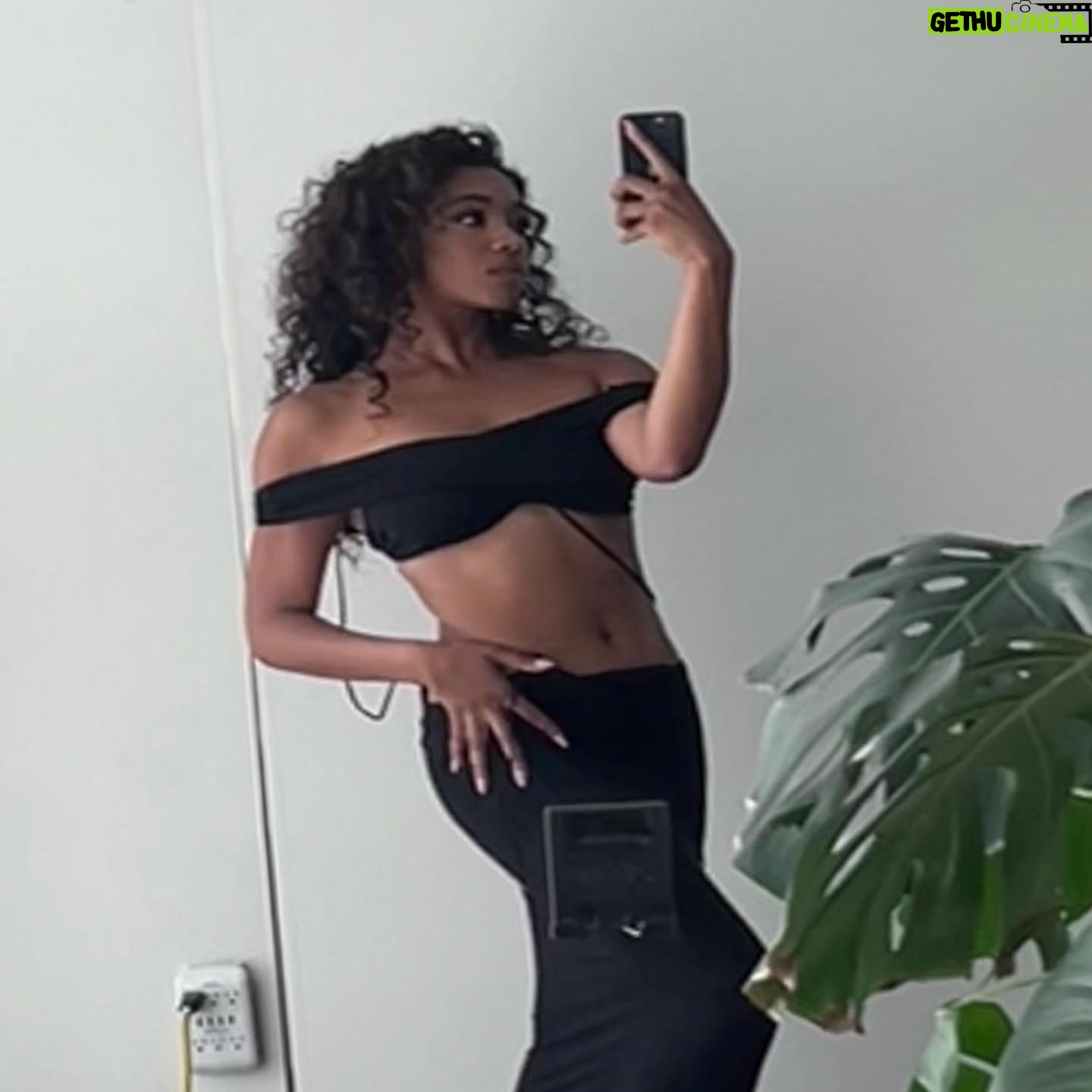 Simone Joy Jones Instagram - Heavy pulling on my heart strings