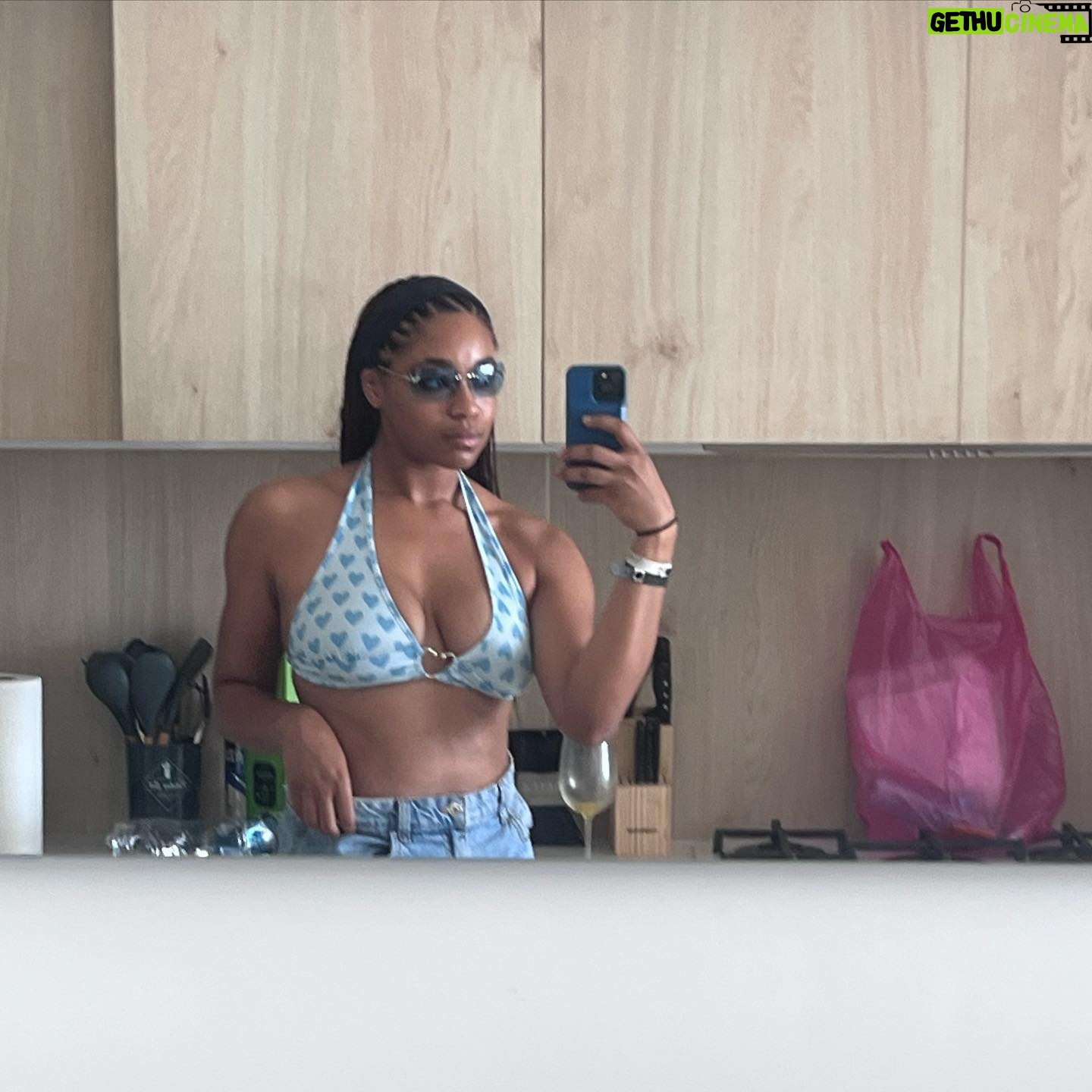 Simone Joy Jones Instagram - Falling in love at least once a day each day this year.