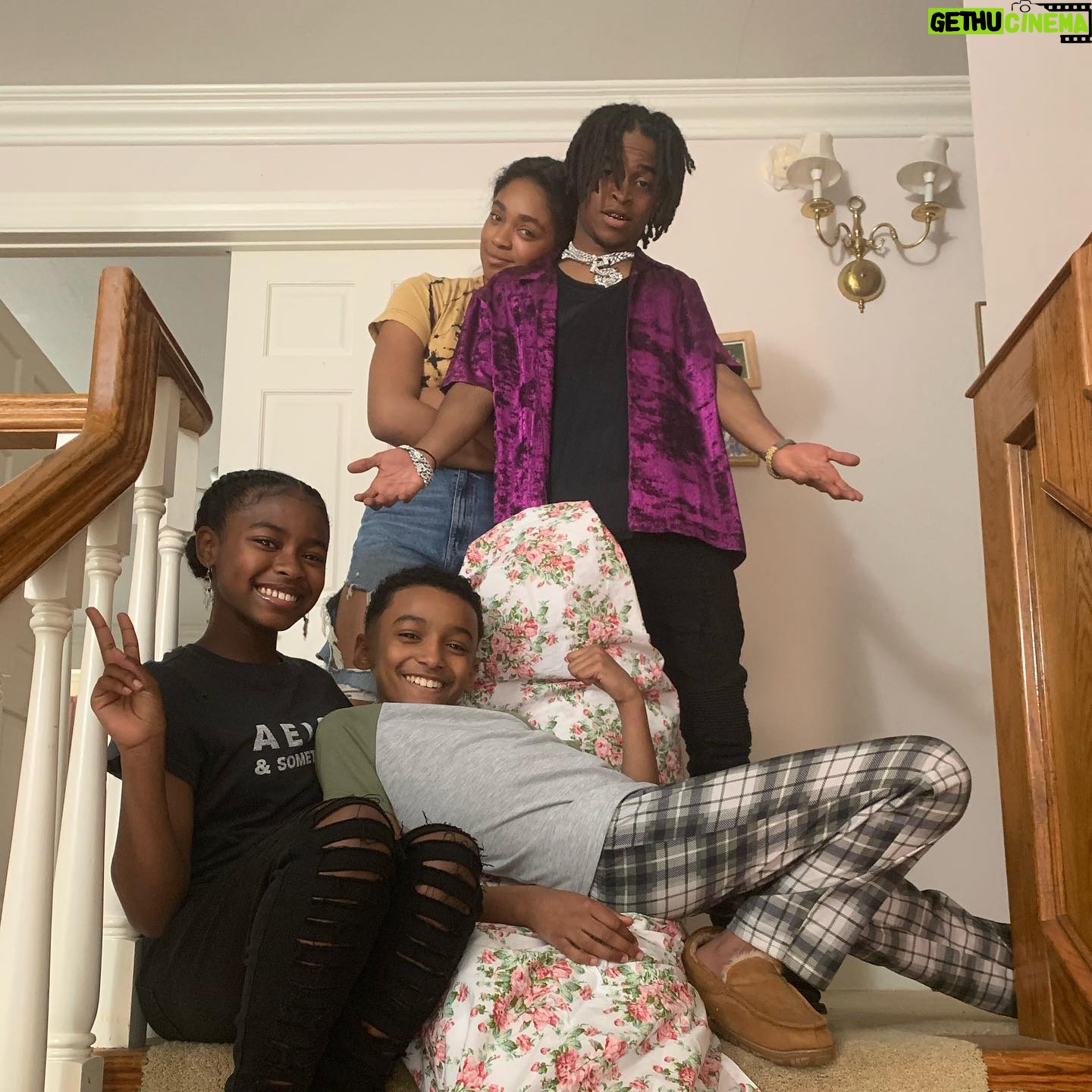 Simone Joy Jones Instagram - Don’t Tell Mom The Babysitters Dead is out in theatre’s nationwide. See you there ❤️🎞️🍿