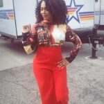 Simone Missick Instagram - Work on a Saturday. But make it fashion. @icurenudity killing it per usual with the fit. @kymmyizabeauty and @angelacstyles for the lewk. Hope y’all love these new @allriseown flicks 📸 @sergiohudson pants @celine vintage blouse @gianvitorossi shoes