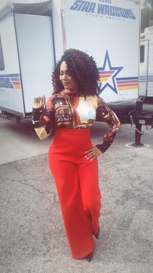 Simone Missick Instagram - Work on a Saturday. But make it fashion. @icurenudity killing it per usual with the fit. @kymmyizabeauty and @angelacstyles for the lewk. Hope y’all love these new @allriseown flicks 📸 

@sergiohudson pants
@celine vintage blouse 
@gianvitorossi shoes