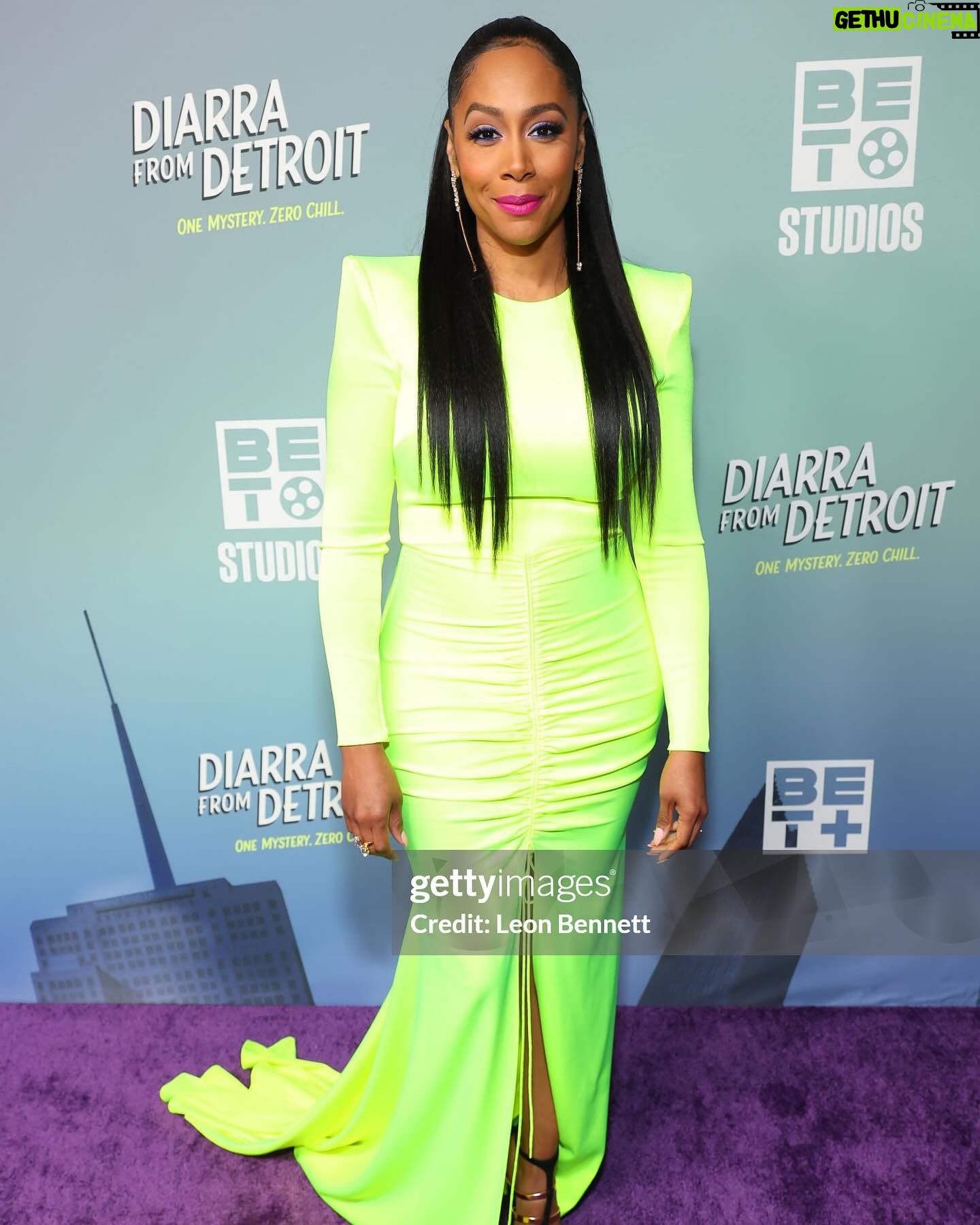 Simone Missick Instagram - About last night…so many reunions… Detroit, Bates Academy, Howard University, In the Red and Brown Water, and my All Rise Family…my heart is full celebrating my friends @diarraoni @jon.chaffin @therealbtc and their new show #diarrafromdetroit 💚 download @betplus for free and watch! @kymmyizabeauty MUA @angelacstyles HAIR @tsmgofashionrental jewelry and bag Arm candy 🍭 @dorianmissick