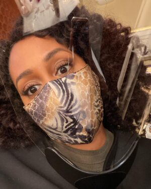 Simone Missick Instagram - About last night... first late night shoot I’ve had in a while on @allrisecbs ♥️I felt like a kid again 😂 
Custom face mask courtesy of @icurenudity 👏🏾👏🏾👏🏾