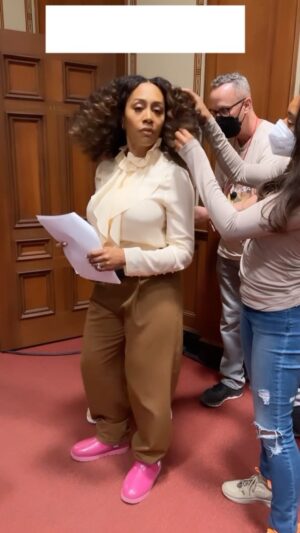 Simone Missick Instagram - #AllBidness at @allriseown 
We’re baaaaaaaaaaacccckkkk!
(No plants were harmed in the making of this… 🪴 😂)